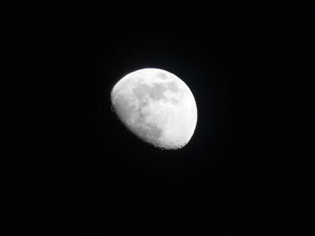 Luna de febrero en fase tercer octante.