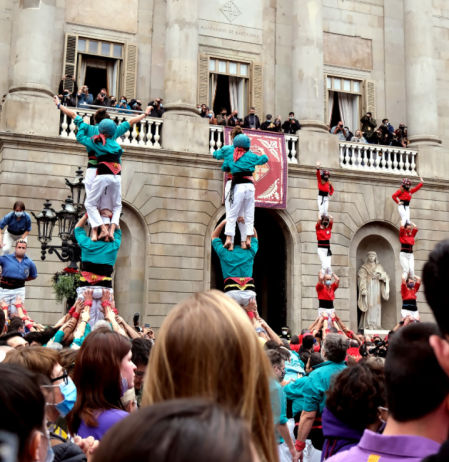 Castellers en la plaza Sant Jaume con motivo de las fiestas de Santa Eulàlia.