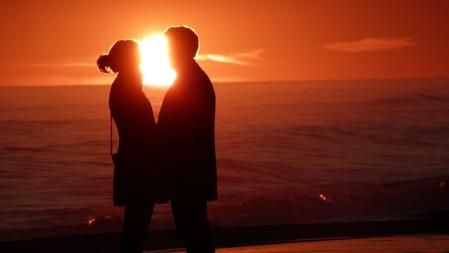 Unidos por el sol en la playa de Gavà.