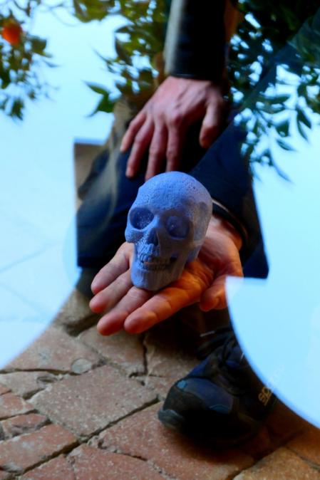 Juego de reflejos con una calavera de resina vegetal en el monasterio de Pedralbes.