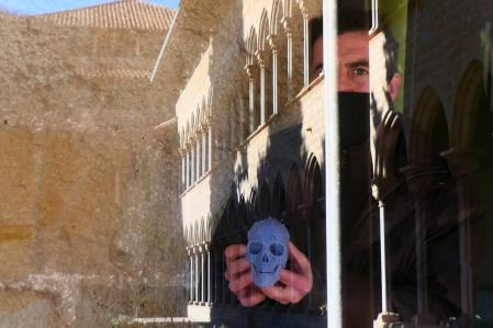 Juego de reflejos con una calavera de resina vegetal en el monasterio de Pedralbes.