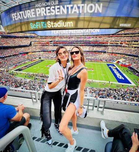 Isabeli Fontana y Alessandra Ambrosio en la Super Bowl