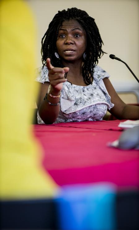 Francia Elena Márquez Mina es una líder Afrocolombiana, activista, defensora de los derechos humanos en Colombia1​2​3​ y ganadora del Premio Medioambiental Goldman en abril de 2018. Nació en el municipio de Suárez, al norte del departamento del Cauca. A finales de 2014, fue desplazada de su pueblo de origen debido a amenazas que recibió tras liderar iniciativas de lucha en contra de la minería ilegal en su territorio.​
En 2015, Francia recibió el Premio Nacional a la defensa de los derechos humanos en Colombia en la categoría Defensora del Año por liderar la llamada 