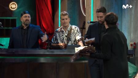 Blanca se fue con unos piononos de Granada, que le había regalado Grison, y unas carrilleras, que Ricardo había preparado con esmero.