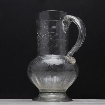 Jarra de cristal tallada con óvalos hacia 1760-1770. 400 euros