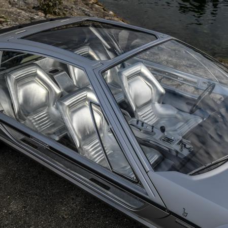 Buena parte de la carrocería era transparente, lo que permitia ver los psicodélicos asientos tapizado en un tejido plateado&nbsp;