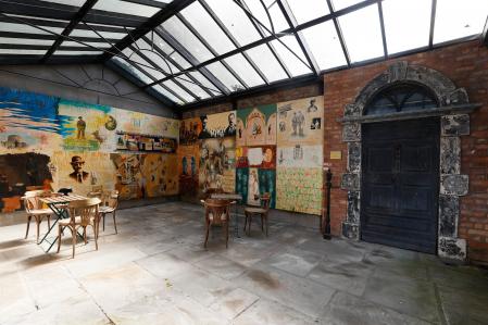 La puerta del número 7 de la calle Eccles, el lugar donde el autor sitúa la casa de los Bloom, se conserva en el centro cultural Joyce