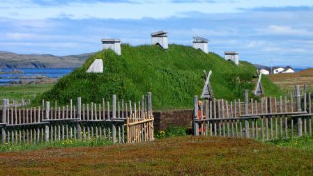 Una casa comunal nórdica recreada, en el yacimiento de L'Anse aux Meadows, en la Isla de Terranova, Canadá.
