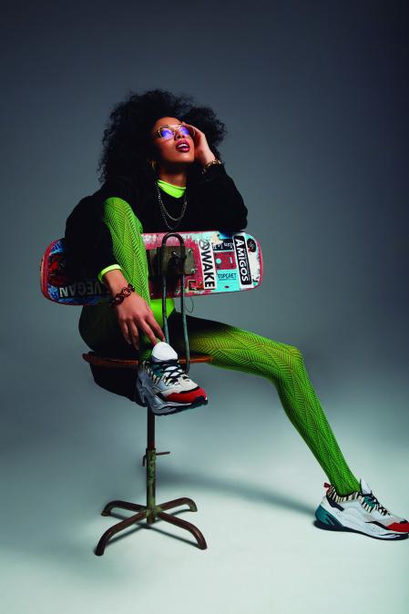 Modelo de HYD posando en un estudio