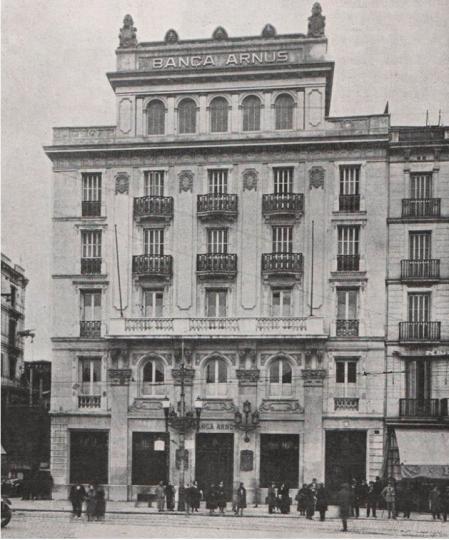 La casa ya convertida en la Banca Arnús