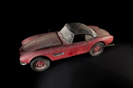 Este BMW 507 perteneció a Elvis Presley, quien decidió cambiarle el color -de blanco a rojo-para evitar el acoso de sus fans