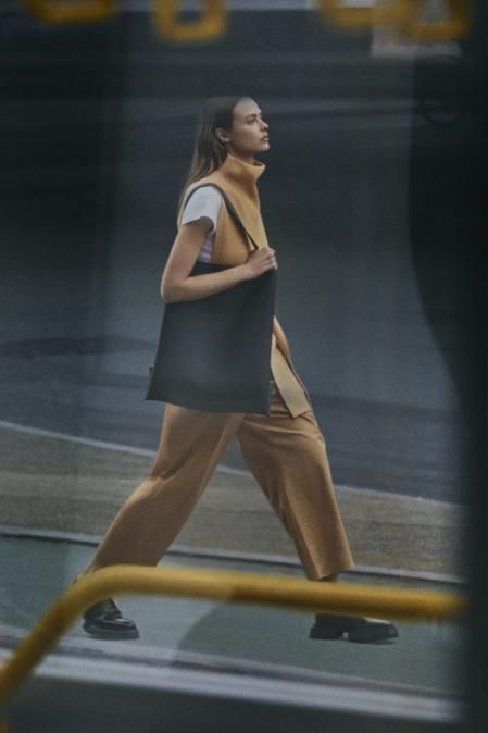 Chaleco de COS, una de las prendas más versátiles