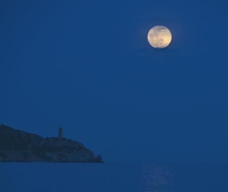 La luna llena de febrero en Benicàssim.