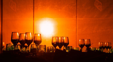 Amanecer reflejado en las copas de un chiringuito de la playa de Fuengirola.