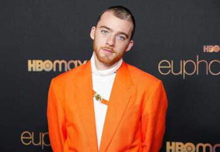 Angus Cloud con un traje naranja de Versace en el estreno de la segunda temporada de 'Euphoria'