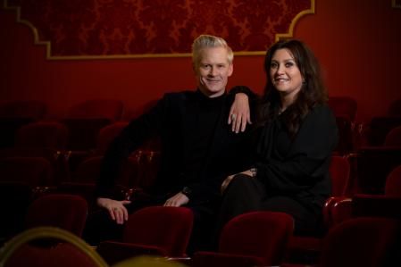 Fexeus y Läckberg en el teatro que sirve de inspiración para las actuaciones de Vincent, el mago de la novela