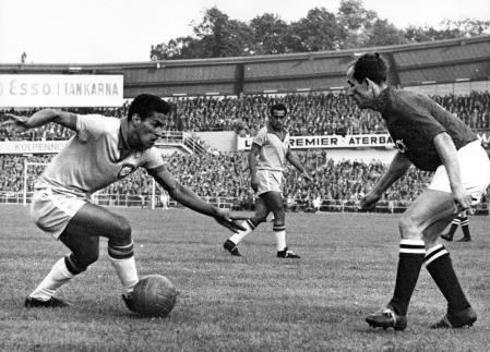 Garrincha encara a un rival de la selección de la URSS