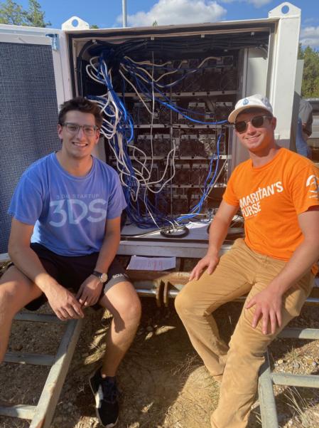 Brent Whitehead y Matt Lohstroh con un ordenador que mina criptomonedas