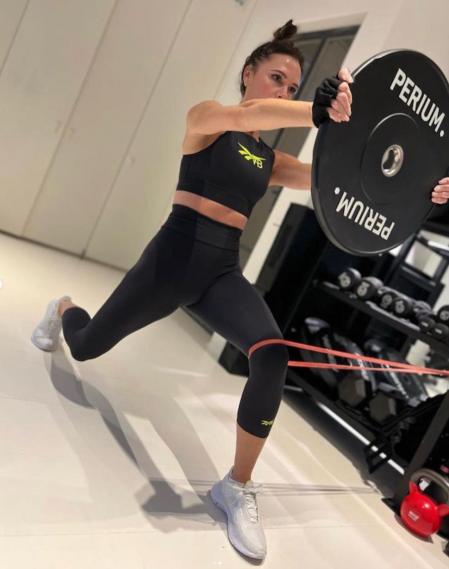 Victoria Beckham tiene a su lado a un entrenador personal que le ayuda a mantener su figura y sus músculos.