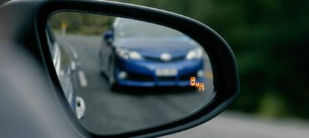 Algunos vehículos equipan el detector de ángulo muerto, que ilumina una alerta en el espejo retrovisor