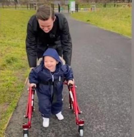 El pequeño sufrió una hemorragia al nacer que impidió desarrollar todas sus capacidades