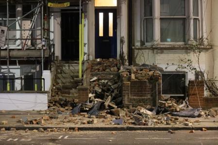 Partes de edificios se han venido abajo