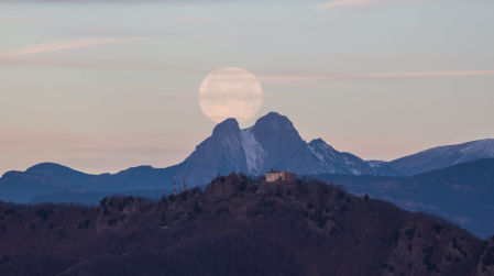 La luna se acerca a la enforcadura del Pedraforca.