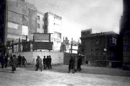 Solar en Plaza Catalunya con Ribadeneyra, en donde estuvo la Casa Goytisolo con la antigua entrada de Gran Metro a la derecha.