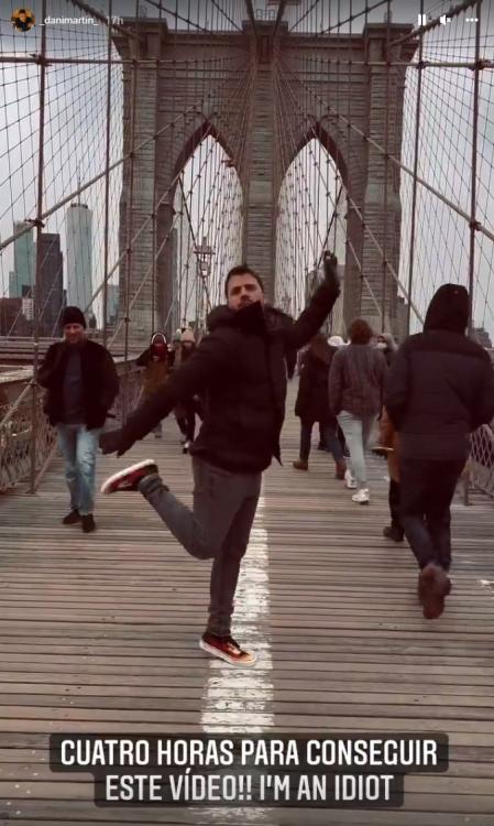 El cantante trató de sacarse una foto posando en el mítico puente de Manhattan, sin éxito.