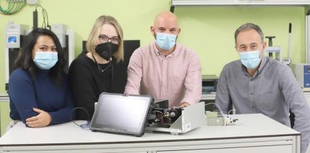 Rubaiya Hussain, Ewelina Wajs, Alfredo Ongaro y Valerio Pruneri con el dispositivo desarrollado por el laboratorio de optoelectrónica del ICFO