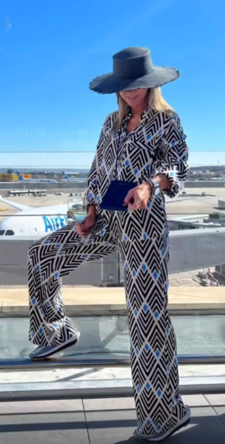 La empresaria optaba por este dos piezas de Mango para su viaje en avión.