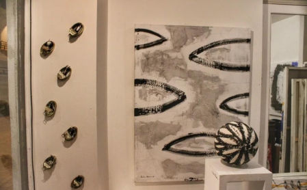 Parte de la exposición de Carles Bros en su galería de Llançà.