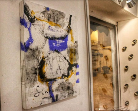 Pintura abstracta del artista Carles Bros en su galería de Llançà.
