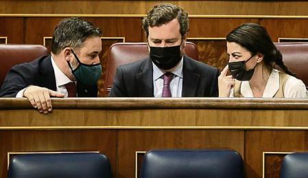 (I-D) El presidente de Vox, Santiago Abascal; el portavoz parlamentario de Vox, Iván Espinosa de los Monteros, y la secretaria general de Vox en el Congreso, Macarena Olona, conversan en una sesión plenaria, en el Congreso de los Diputados, a 17 de febrero de 2022, en Madrid (España). Durante el pleno han debatido sobre el Proyecto de Ley del Impuesto sobre el Incremento de Valor de los Terrenos de Naturaleza Urbana (IIVTNU), conocido como 'impuesto sobre la plusvalía'. La propuesta, llevada a cabo por el Gobierno de coalición, ha sido criticada por algunos partidos de la oposición. Dicho impuesto es un tributo que grava el incremento de valor de los terrenos de naturaleza urbana durante el tiempo en el que se tiene en propiedad. Asimismo, han tratado el Proyecto de Ley de medidas urgentes para impulsar la actividad de rehabilitación edificatoria en el contexto del Plan de Recuperación, Transformación y Resiliencia; y sobre el Proyecto de Ley por el que se modifica la Ley del Sector Ferroviario, entre otros asuntos. 17 FEBRERO 2022;SESION PLENARIA;CONGRESO;PLUSVALIA Eduardo Parra / Europa Press 17/02/2022