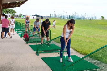 Practicando el golf en uno de los cinco campos de la localidad