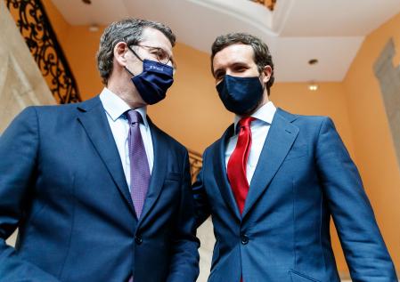 Alberto Núñez Feijóo y Pablo Casado, en la investidura de la presidenta de la Comunidad de Madrid, Isabel Díaz Ayuso