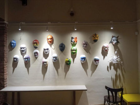 Algunas de las máscaras colgadas en el bar Avalon de Gualba.