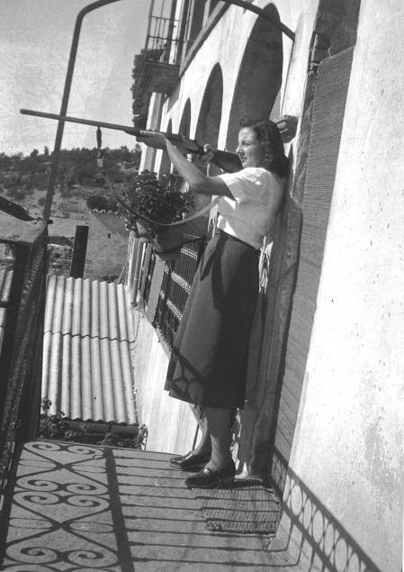 Una joven Carmen Balcells, con escopeta en Santa fe de la Segarra