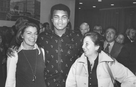 Carmen Balcells con Magdalena Oliver y Cassius Clay en la Feria de Frankfurt