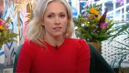 Claire explicando el caso en una entrevista en televisión