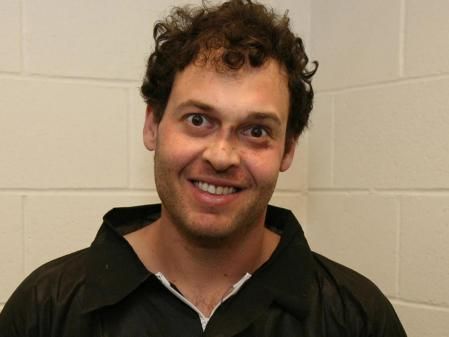 Blake Leibel con marcas defensivas en la cara tras su detención