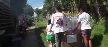 El cierre de las escuelas provocado por el coronavirus ha hecho que muchos niños pobres sin acceso a ordenadores no puedan aprender