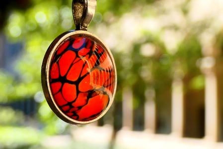 Joya de resina que con su brillo refleja el claustro del monasterio de Pedralbes.