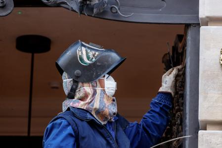 Un Trabajador Soldador con la Mascarilla
