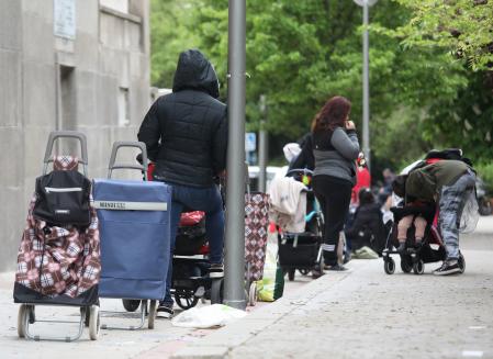Colas del hambre en la parroquia de Santa María Micaela y San Enrique, en el distrito de Tetuán, Madrid