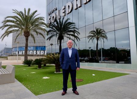 Joaquín Pérez, ante la sede central de Grupo Soledad, en Elche Parque Empresarial