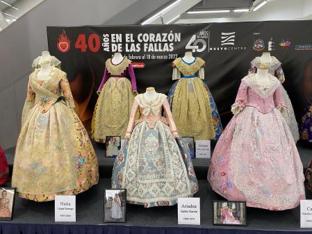 Exposición de vestidos de valenciana en Nuevo Centro, en València