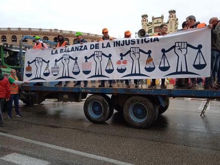 Balanza de equivalencia de precios en la manifestación del campo valenciano