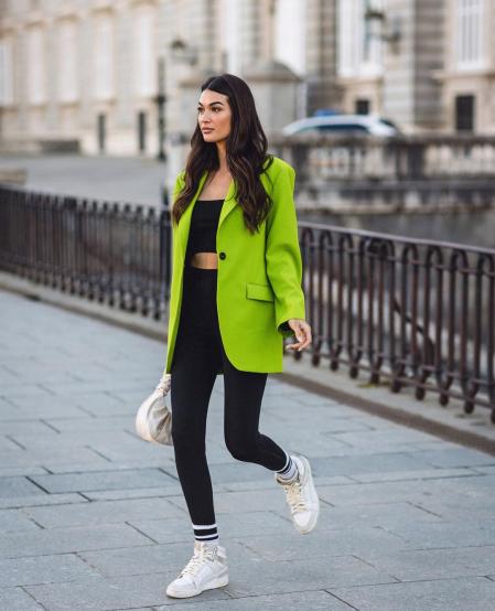 La modelo Estela Grande, con blazer verde lima, de Zara.