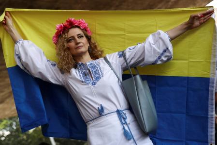 Una manifestante sujeta una bandera ucraniana en Sao Paulo, Brasil